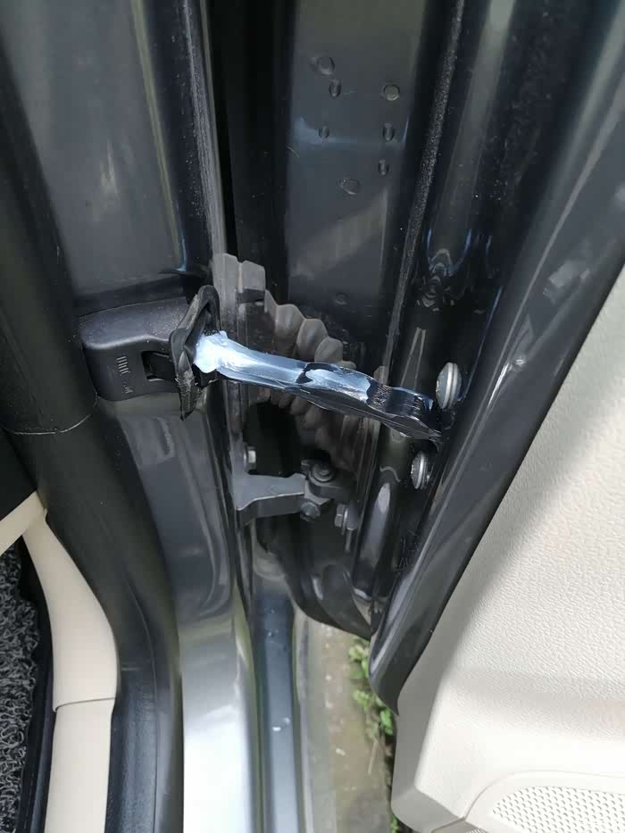 消除异响之车门限位器保养作业