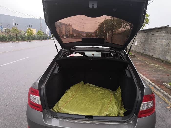 超大的后备箱,一家人旅行完全不在话下.