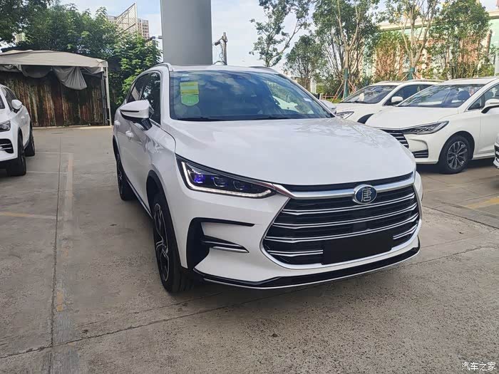 比亚迪2021新款唐上市首发燃油版和dm