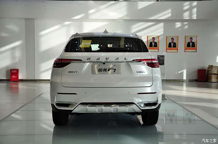 车尾车车头相互呼应,银色下护唇运动感强烈.