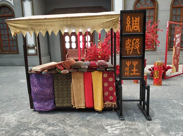 街上贩卖的丝绸布料
