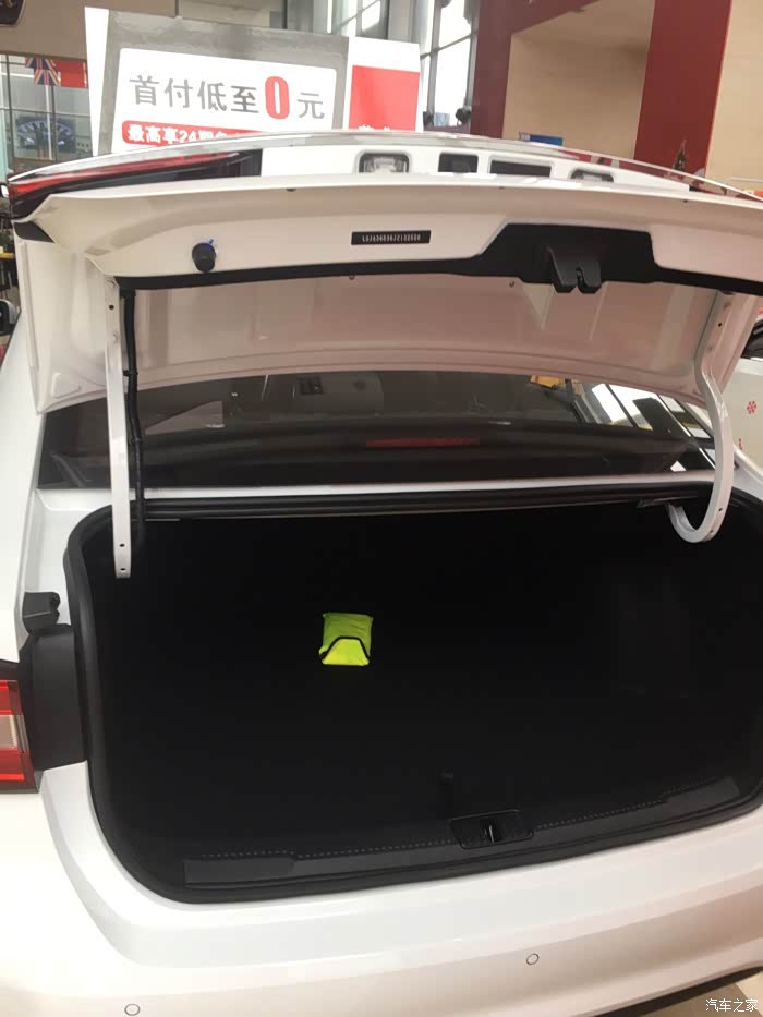 后备箱挺大的,看着小其实非常大啊.