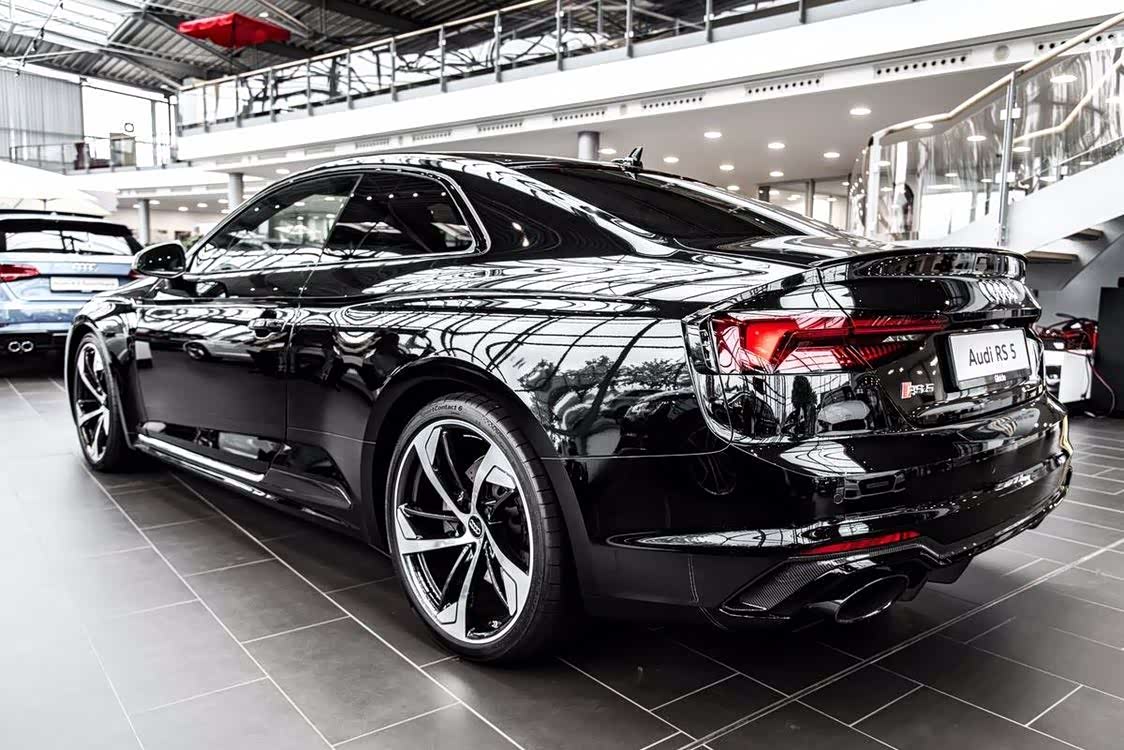 亮黑色奥迪 rs5 coupe,更加耀眼动人