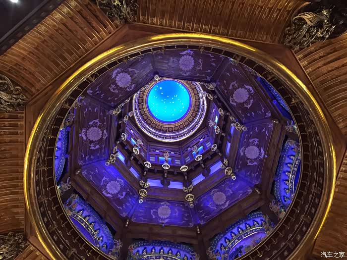 梵宫顶部,看似一个月亮带着几颗闪亮星星