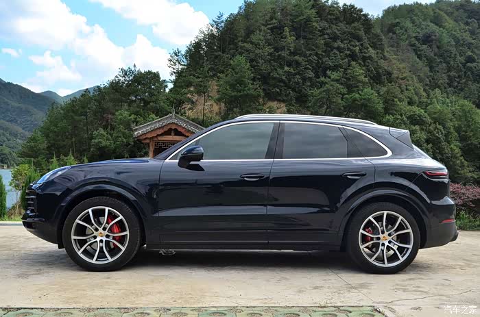 新卡宴月光蓝提车作业(21寸花瓣轮毂 红色卡钳)