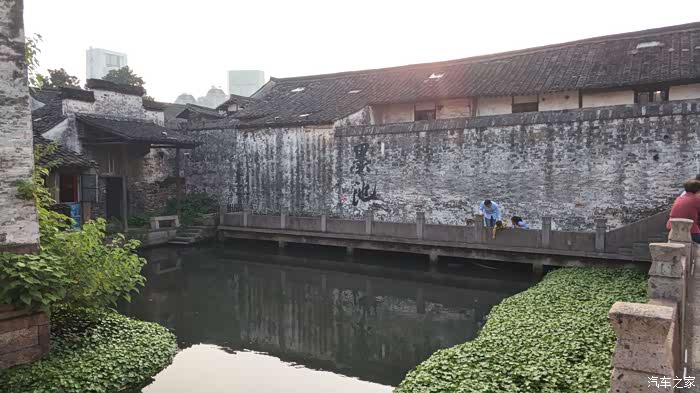 书法家王羲之洗毛笔的墨池