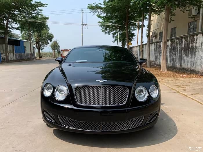 黑色的宾利就是太吸引人了,这样的尾部如此优雅性感,一款我爱了