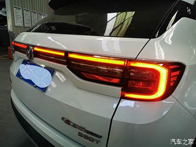 近距离赏析cs35plus蓝鲸版畅联贯穿式尾灯让人惊艳