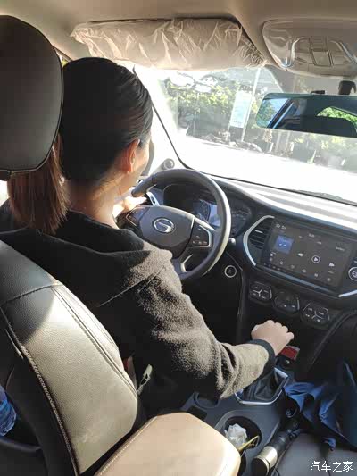 后面的实习标志撕了,恭喜老婆从此女司机变成了老司机,开车技术也提高