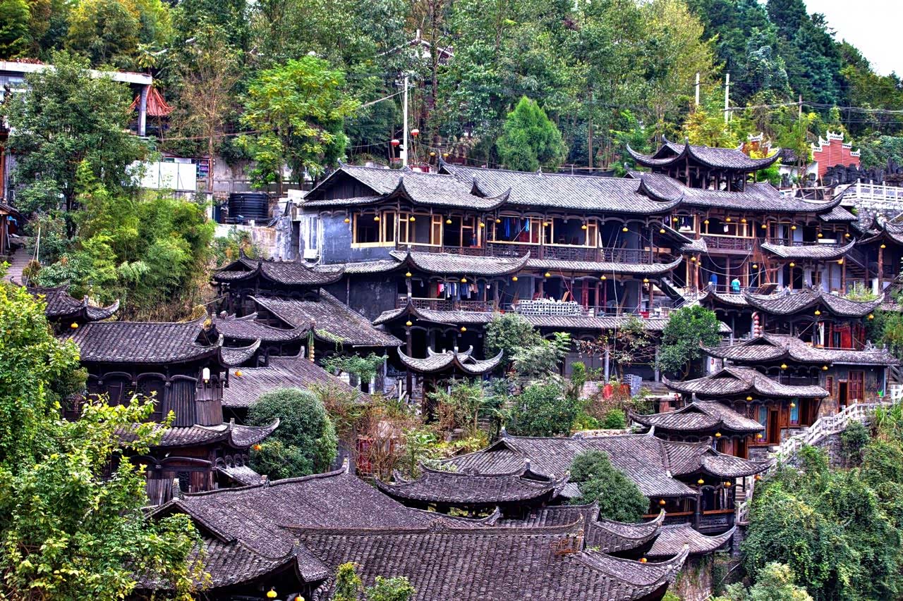 芙蓉镇融自然景色与古朴的民族风情融为一体