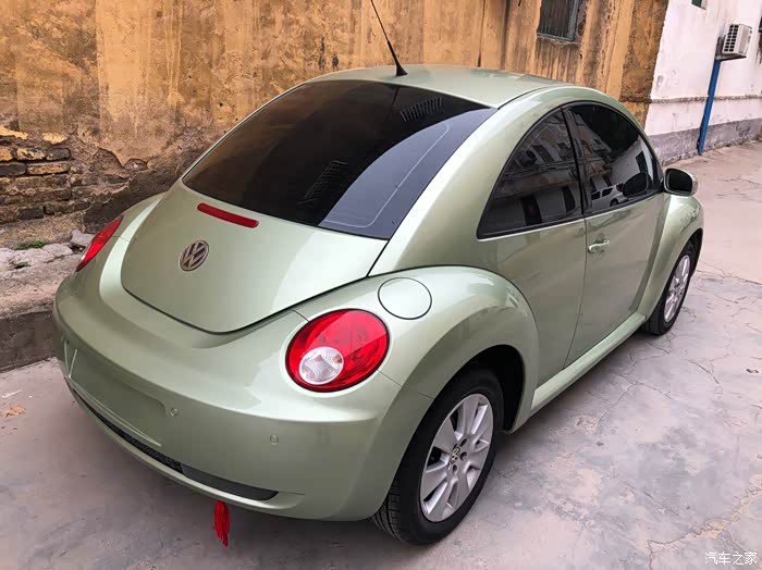 有没有老师知道06款甲壳虫遮阳板化妆镜上的灯泡有没有保险