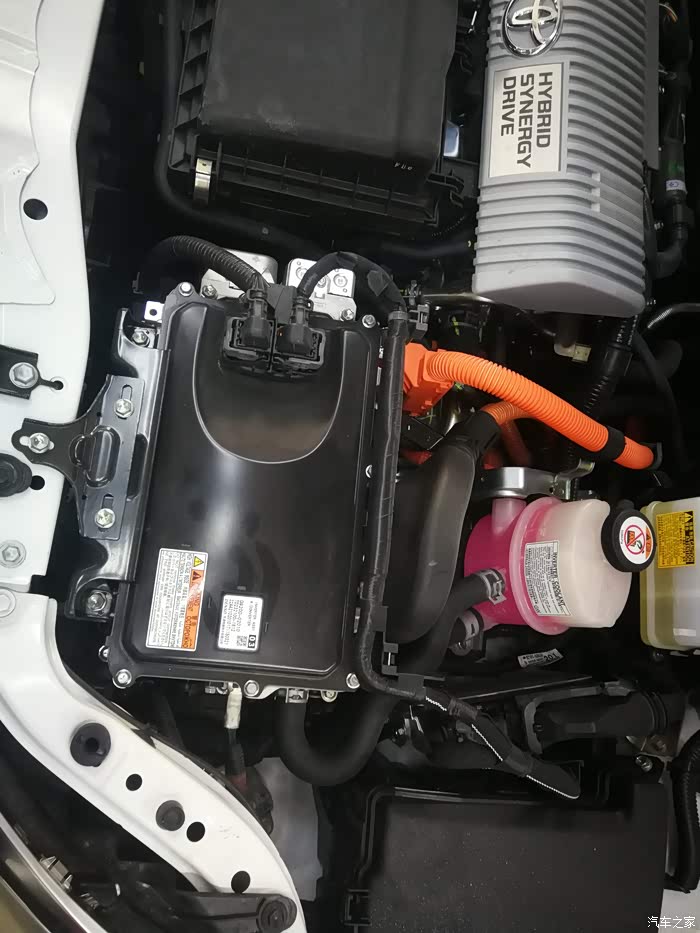 这个黑色的东西就是逆变器,价值两万多.自己别乱拆,有220v电流的