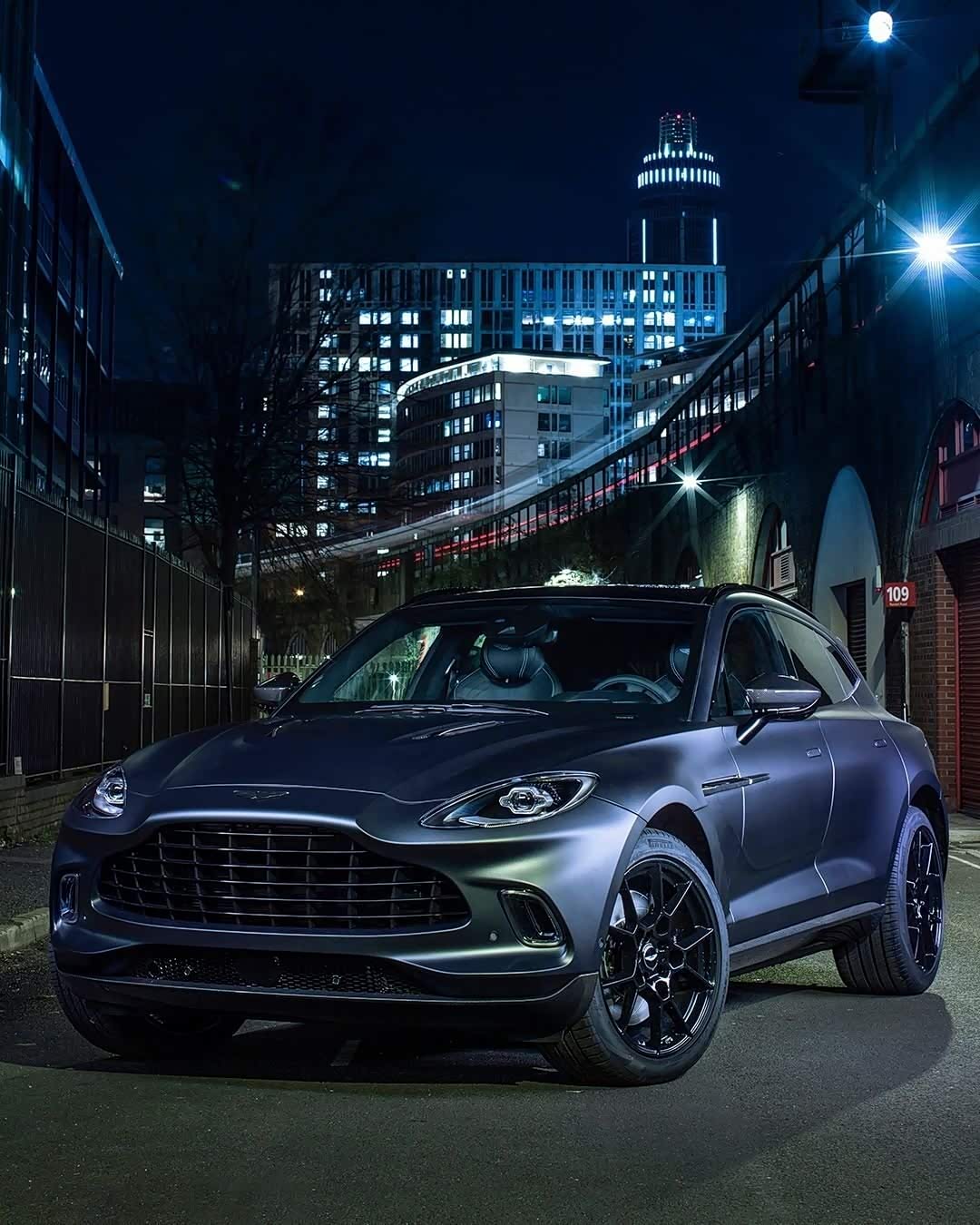 阿斯顿马丁首款suv,外形炫酷,动感十足.