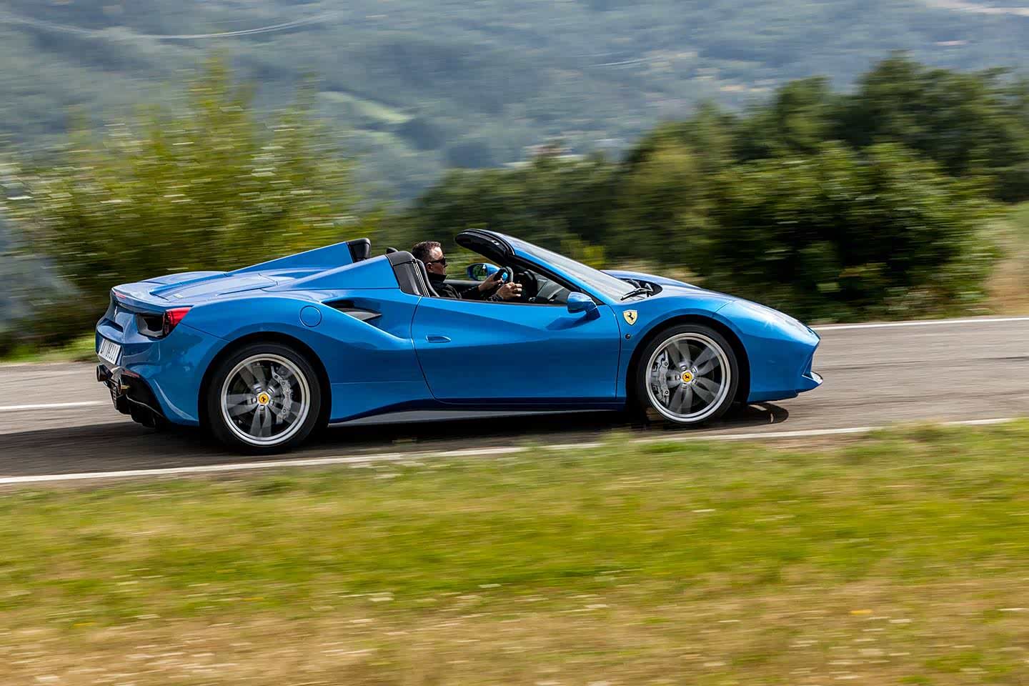 法拉利488 spider魅力四射,颜值颇高.