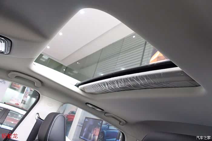 这款长安cs85可以开启全景天窗,透气性增强