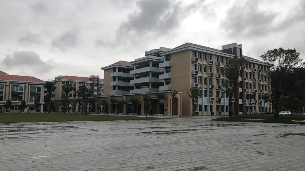 小e亮相北部湾高中