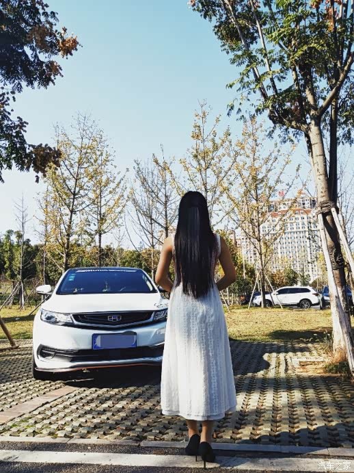 发女生唯美背影