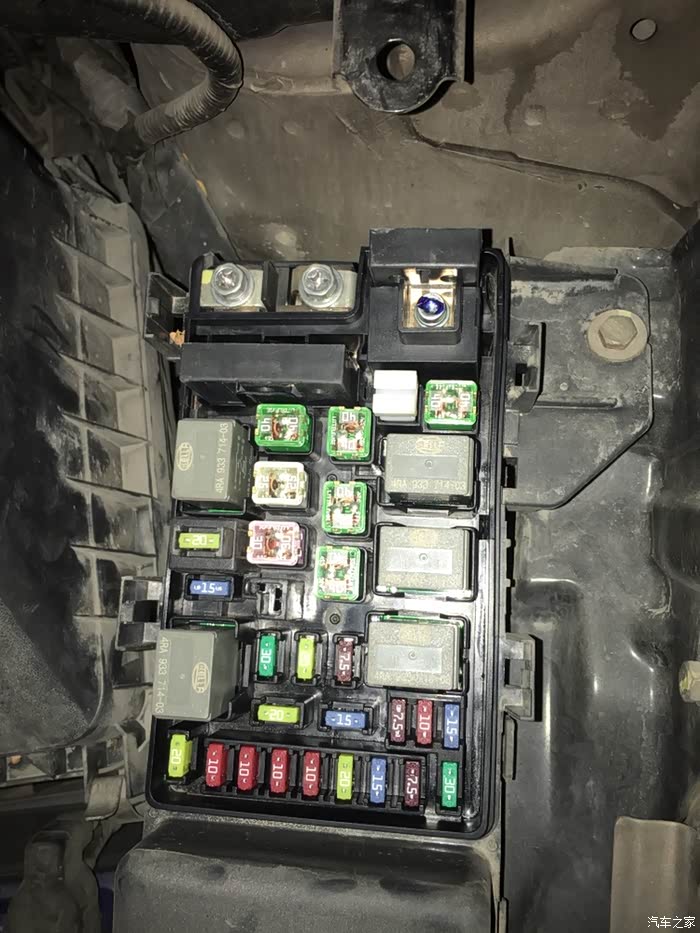 请问保险丝怎么轻松取下来