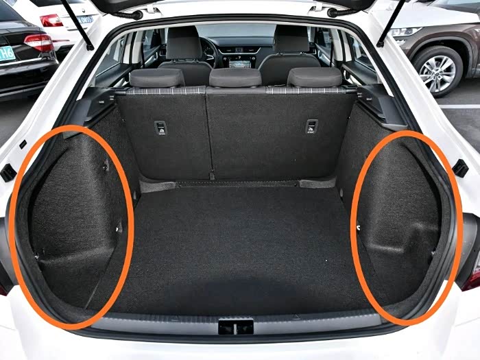 注意看明锐和速派后备箱这里的区别,明锐总容积就大在这儿了
