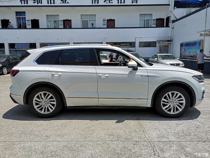 提车作业白色途锐锐翼版3000公里纪念