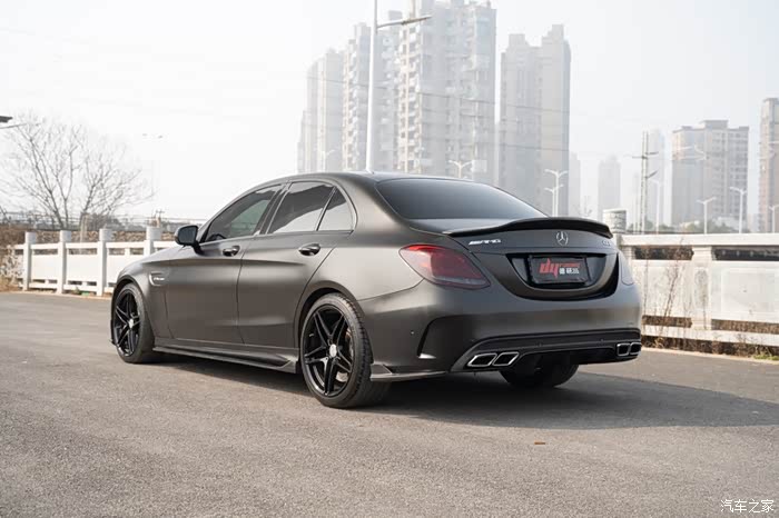 太滑受不了出19年上牌奔驰c63四门