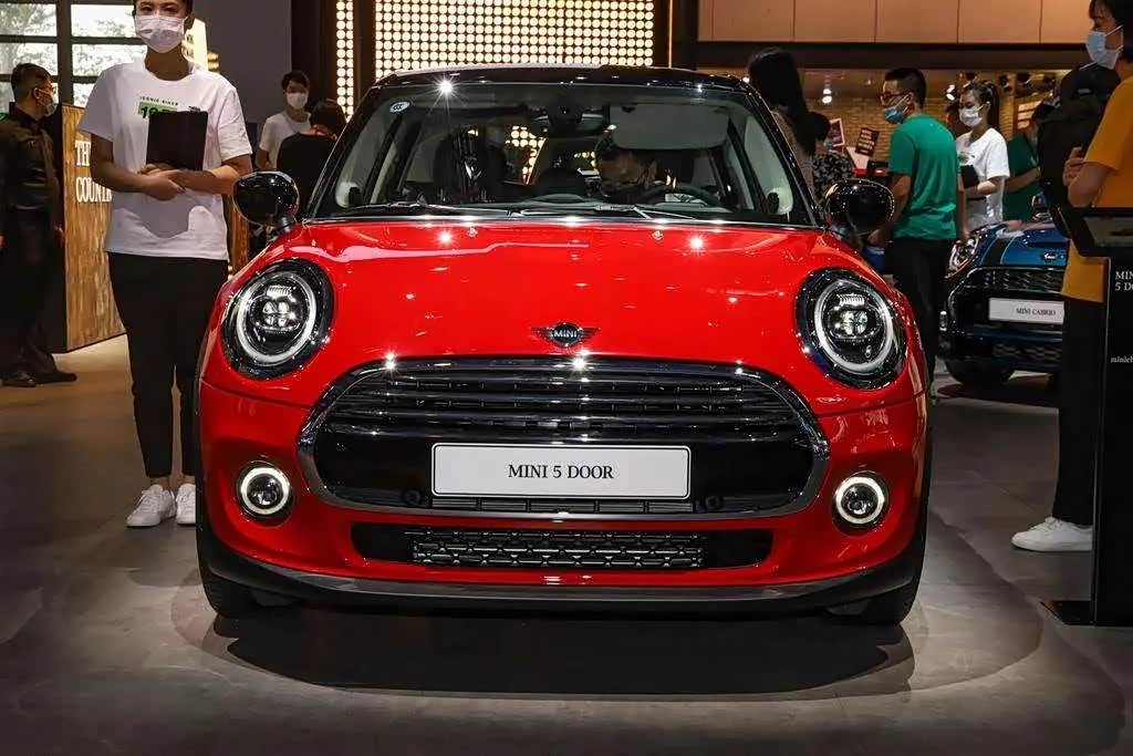 2021款mini并无太大变化继续保持了现款车型的经典设计
