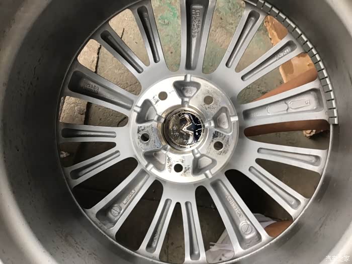 轮毂内侧有跟你说的这个类似的标志