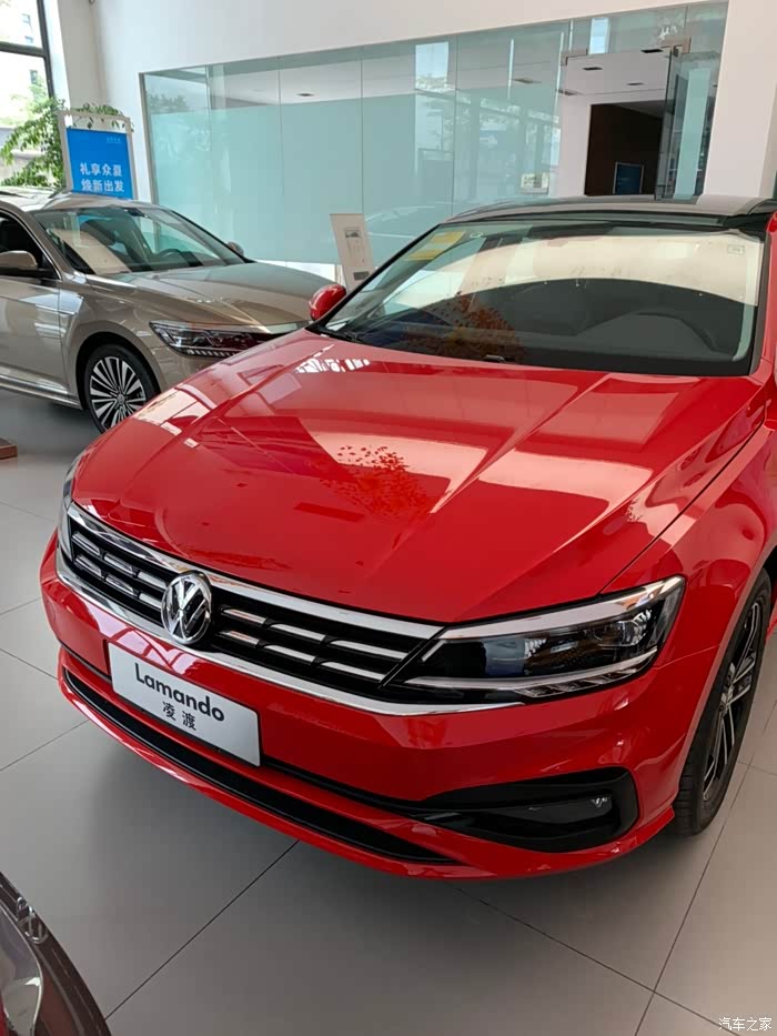 这台大红色凌渡这个颜色我很喜欢,真的,太骚了!符合我的人设哈哈哈