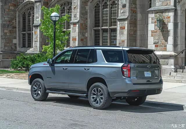 从外观上来看,2020款雪佛兰tahoe的造型是非常霸气的