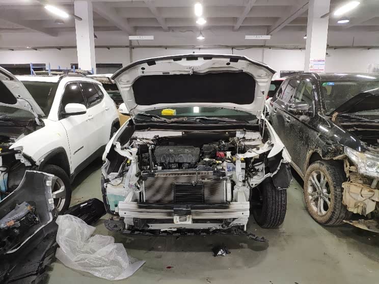 速度60码不到,对方车子没啥事,而我被撞坏的件不计其数,大梁还被干弯