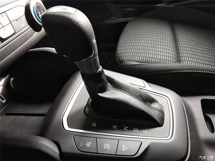 这个鸡腿挡把看着有点儿不好看,我觉得它这个档把可没有st line的旋钮