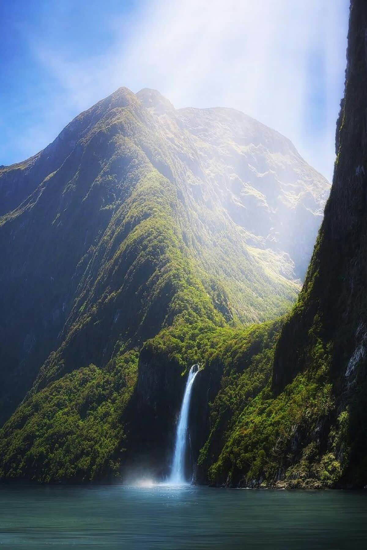 山,绵延绵亘;山,险峻挺拔;山,巍峨挺立……山,气势磅礴