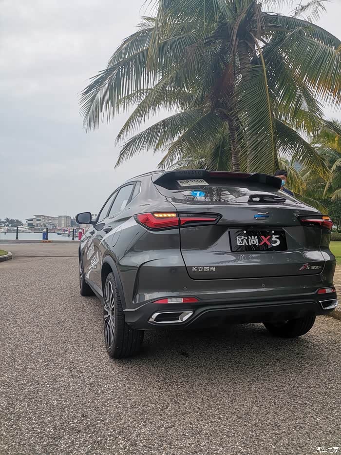 星际灰的车尾照,可以说长安欧尚x5配上蓝鲸动力,后车只有看我一骑绝尘