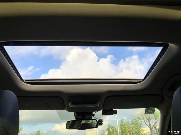 天籁的天窗采光一流,晚上躺着看星星浪漫一下也不错.