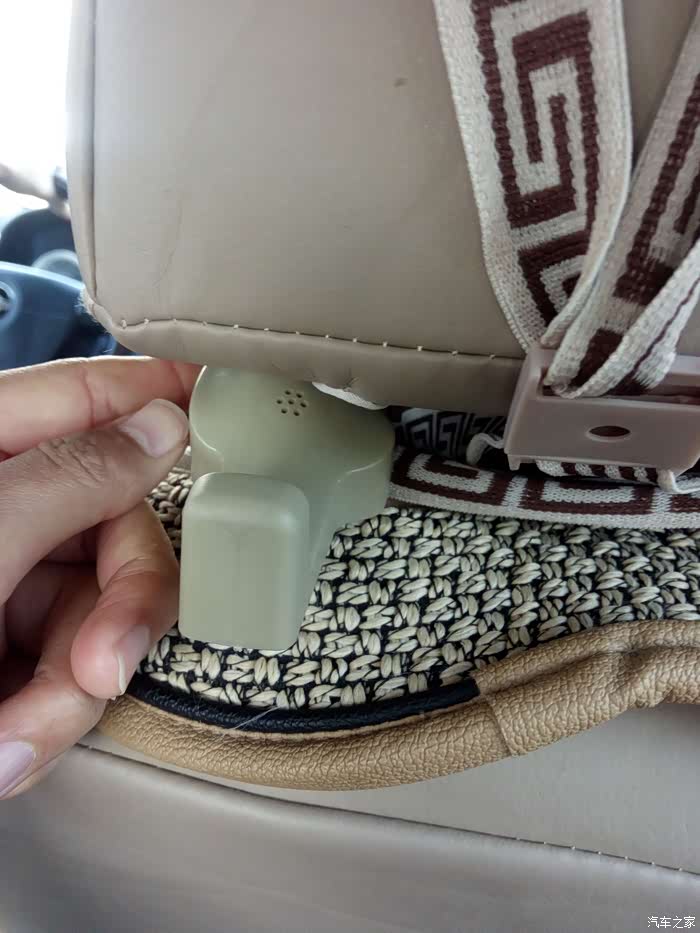 将卡扣用力卡在头枕上