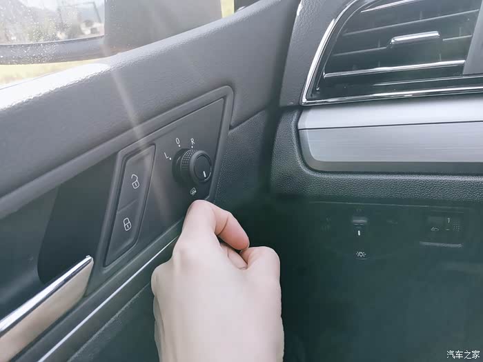 后视镜加热功能,在雨天太管用了,我们南方雨水多,真的很有用处.
