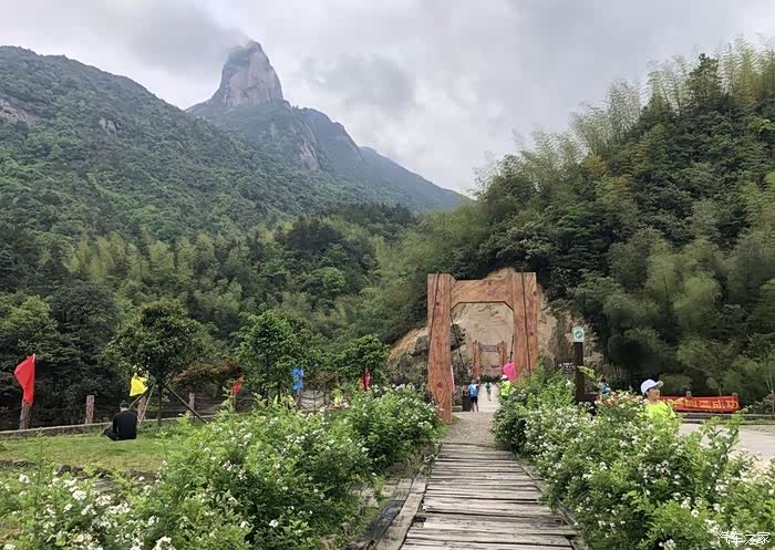 登舜源峰攀三分石!