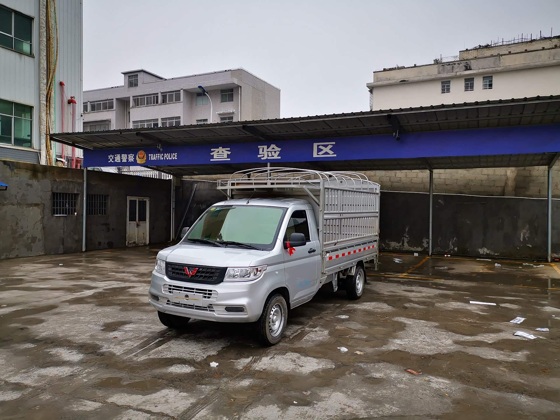 五菱荣光新卡可以自己加焊栅栏吗