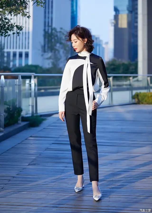 陈数演绎知性优雅衬衫长裙配过膝靴品味高级又耐看