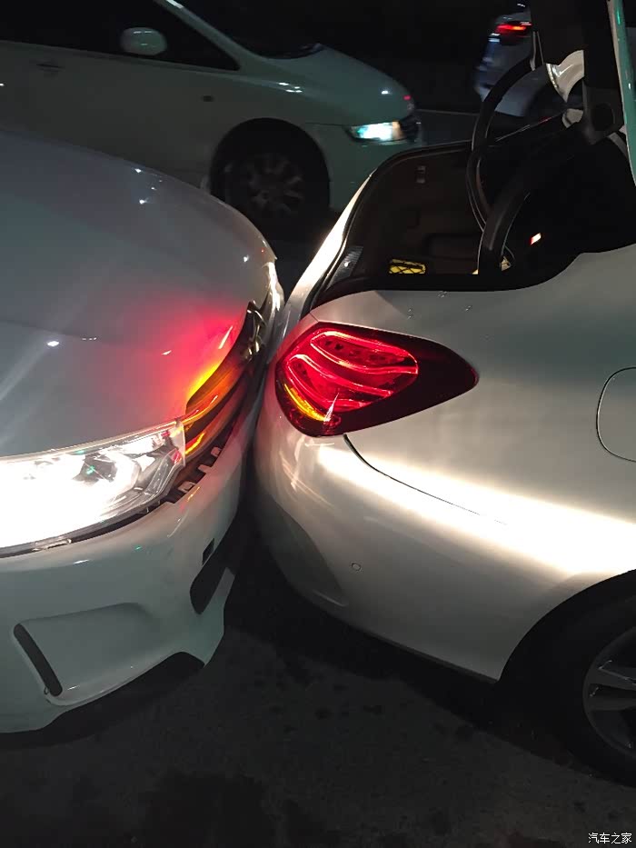 观澜大道被追尾了