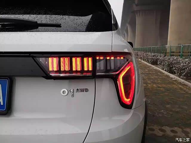 晶体式尾灯也是领克家族的标志性元素,相比现在流行的贯穿式尾灯,领克