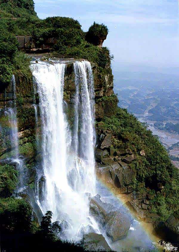 日照香炉生紫烟,遥看瀑布挂前川.飞流直下三千尺,疑是银河落九