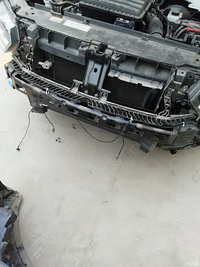 18宝来前防撞钢梁是这样的吗