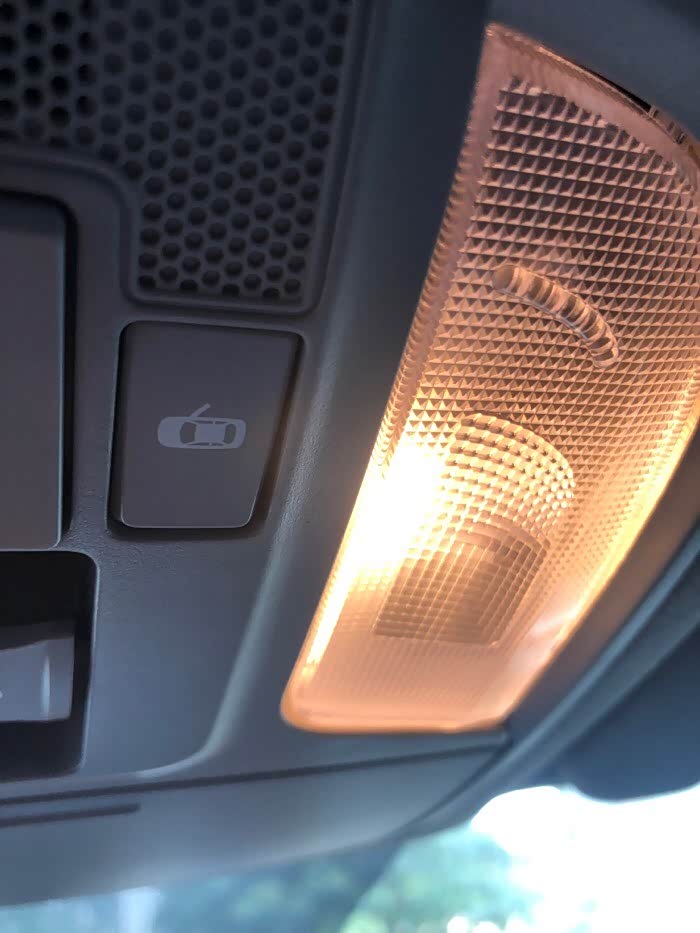 晚上开门车内灯不会亮,怎么设置啊