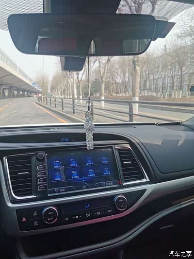 开车视野非常宽敞,喜欢坐在suv里面开车.主驾驶的空间也是杠杠的
