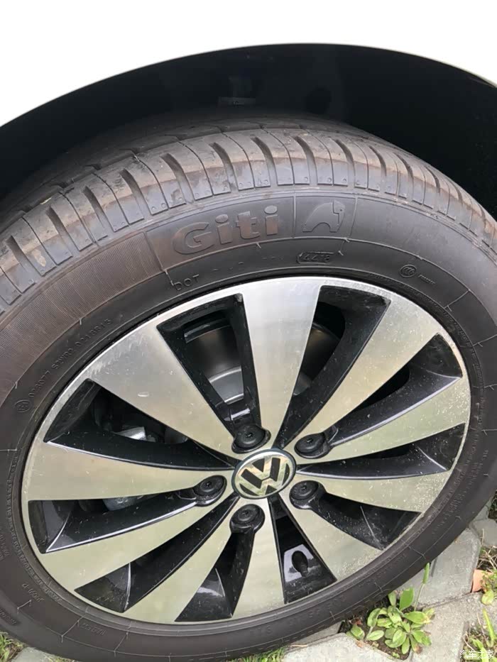 18款速腾轮胎裂纹