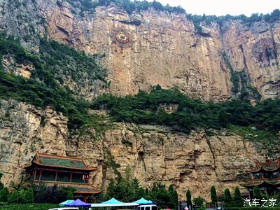 绵山跨介休,灵石,沁源三市县地界,是太岳山的一条支脉,最高海拔2560米