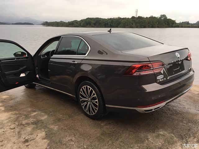 没人订辉昂天鹅绒棕色吗?