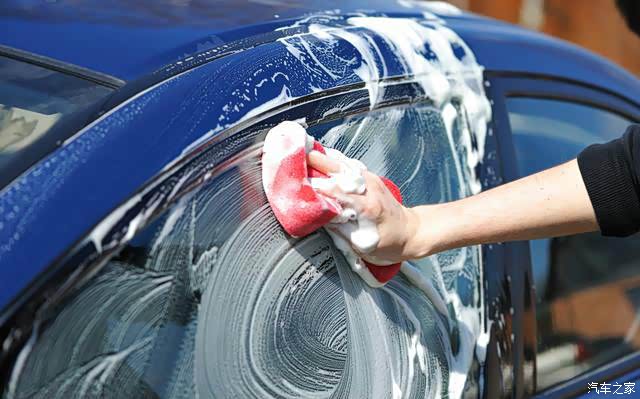 洗车时应该使用洗车专用毛巾擦洗车辆,因为专用洗车毛巾不会像普通