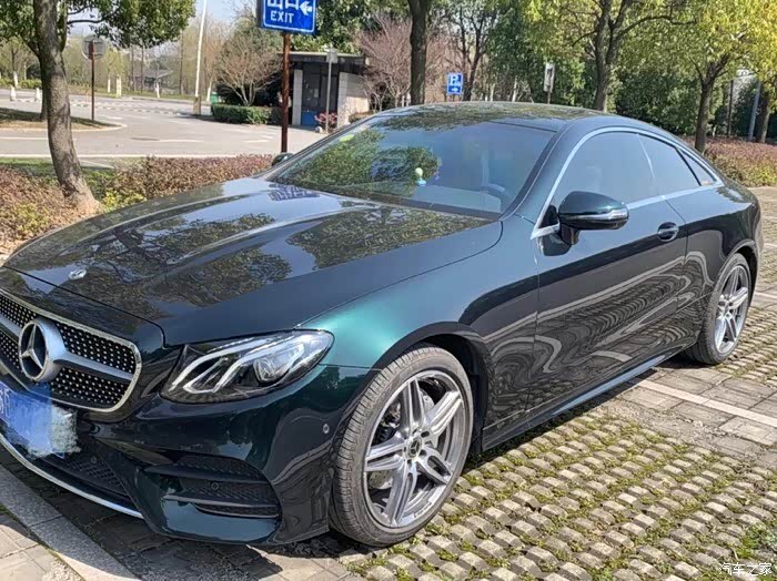 奔驰的祖母绿才正点,这个太亮了